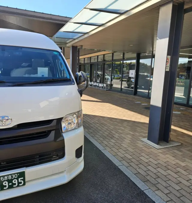 .

病院から病院への転院サポート🏥
ご家族様と現地で合流予定でしたが、時間がすれ違ってしまい、
転院元の病院で私が代わりに書類をお預かりして出発しました🚑

今回はリクライニング車いすをフルフラットでご利用。
30kmの道中で体が少しずつ下がってしまい、途中で停車しポジショニングを調整しました。

ツルッとした素材の車いすは清潔さは良い反面、
体が滑りやすいというデメリットも。
実際に使う中で、学びがありますね🤔

道中、ご本人から
「向こうの病院にはどのくらい入院するんだろう」
「退院したらお寿司が食べたいね」
とお話してくださいました🍣

ご家族様にもパンフレットをお渡しし、
退院後のお出かけや受診のサポートもぜひご相談くださいとお伝えしました。

まだまだ介護タクシーで外出できることが、十分知られていないと感じます…
ひとつひとつ、丁寧にお伝えしていきたいと思います🧸✨