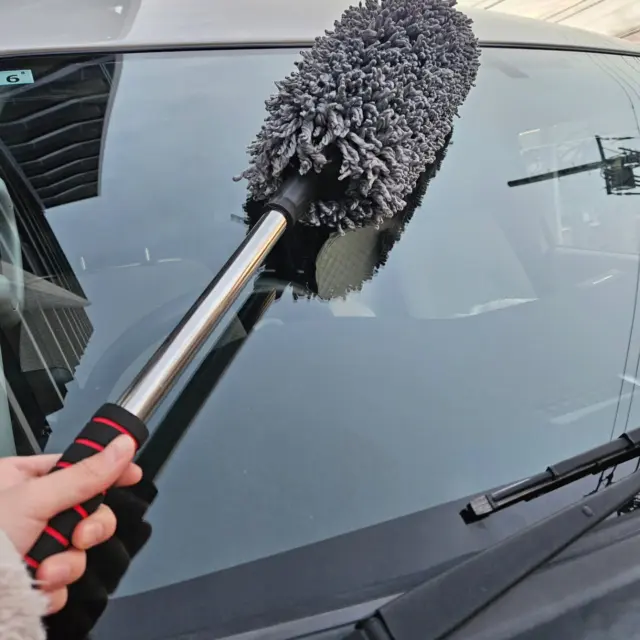 .

フロントガラスのお手入れグッズを新しくお迎えしました🧽🚗
身長が足りなくて手が届きにくいガラス上部…ずっと悩みだったけど、
柄が伸びるタイプだとスイスイ届く👏

洗車するほどじゃなくても、
ガラスの砂ぼこりって案外つきますよね🤔
夜になるとライトの反射で見づらくなることもあるので…

「ちょこっと拭き」習慣、大事だなぁと再確認。

これでサッとお手入れできるから、
移動前にひと拭きしていこうと思います✨