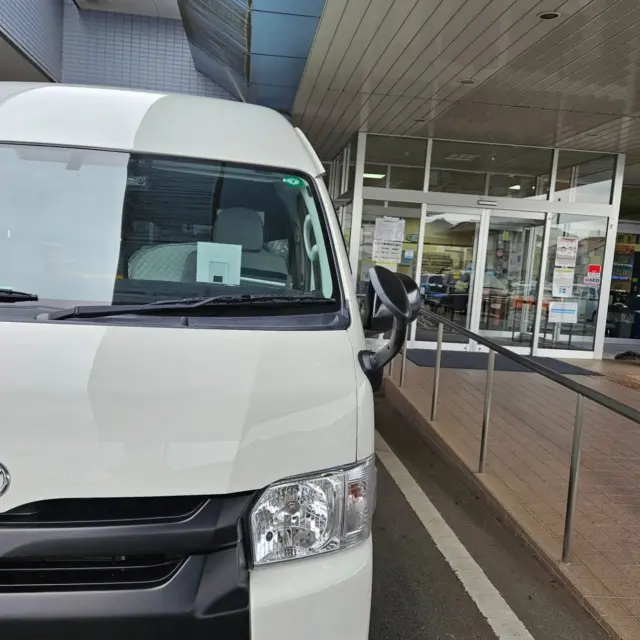 .

入院中の患者様が歯科受診予定のため
1時間時間貸切でのご予約でしたが
足を痛がる様子があるとのことで急遽整形外科もお連れしました✨
結果トータル4時間弱…私も母の介護で経験がありますが病院受診は座ってる時間が長いとはいえなかなか疲れます😅ご本人も勿論ですがご家族様も本当にお疲れ様でした!!

ご本人は足をかなり痛がり曲げられず、車椅子のフットレストに足を乗せられないため怪我に気をつけてブランケットで保護しながら送迎しました。
車の振動でも足に響くようで疼痛を訴えられていたため、マンホールや段差等避けられるところは避けつつ速度調整をして安全に配慮しました🚘
また予約しますと言っていただきほっと安心です☺