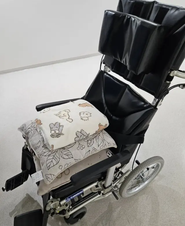 .

地域のケアマネさんから
当日、救急搬送帰りのご予約依頼🚘
点滴、ドレーン留置の方だったので移動中も細心の注意を👁‍🗨

長年校長を勤めていた旦那様に、前の職場を見せてあげたいと素敵な奥様からご依頼があり
地元の中学校をひと回りしてご帰宅されました✨

後続車もいなかったので速度を落としてゆっくり周ることができ旦那様も『この時期は落ち葉の手入れも大変なんだよ』と懐かしそうに車の中から眺められていました

3連休初日ということもあり、道がかなり渋滞していましたが近道も教えていただき感謝です🙇

『こんなに近くにあったなんて知らなかった』
『女性の経営者さん、すごく応援してます‼』と温かいお言葉までいただき元気をもらいました☺

お出かけにもお使いいただける旨を伝えると
『そんなふうに使えるのは知らなかった』と喜んでおられたのでまたお会いできると嬉しいです😆