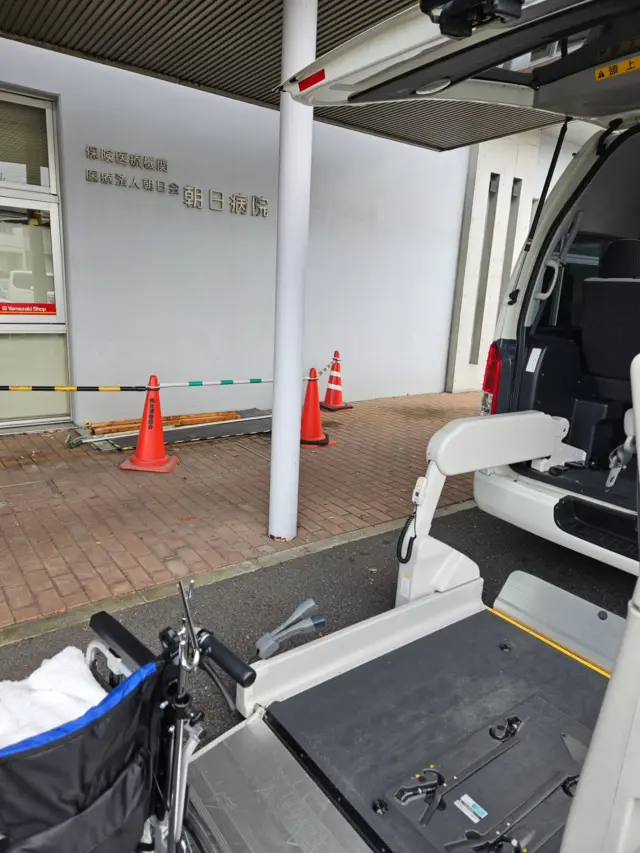 昨日は、気管カニューレ、酸素ありの方✨

少しのベッドアップでも痛みがあるとのことで
ストレッチャーでのご相談でしたが、
マンションへの移送ということもあり
リクライニング車椅子フルフラットでの提案とさせていただきました💡
結果、辛そうな様子もなく同乗される奥様も看護師さんなので安心して運転できました☺
（写真は別の時のものです）

4ヶ月ぶりのご帰宅に本人も安堵された様子で笑顔がみられ、改めてこの仕事をしてよかったなぁとしみじみ感じます…

担当のケアマネさんにもたくさんフォローいただきまして感謝です🙇