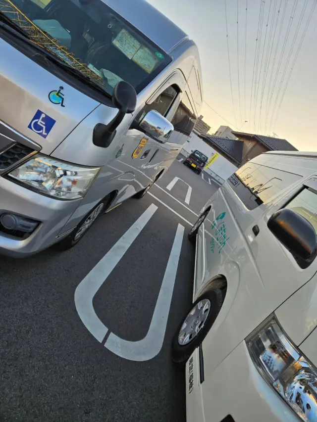 .

前泊で小山市に来ていた
東京都大田区の『143ケアタクシー』の高木さん（@143caretaxi ）に声をかけていただいてお会いすることができました😊

この道12年のベテランさんに、沢山質問をぶつけてしまいましたが優しくかつユーモラスになんでも教えてくださり駆け出しの身としては大変助かります🥹横のつながりを作ってくれるInstagramに感謝です🙇