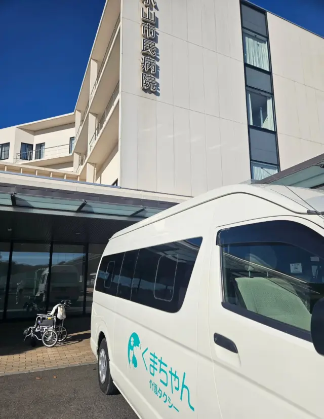 .

転院先でご家族が入院手続きをする時に
マイナンバーを読み取る機械に本人のマイナンバーカードを置いたあと
顔認証でやろうにも、受付のカウンターに機械が置いてあると車椅子では届かないΣ(・∀・；)
（きっと既に経験されている方多いはず…）
コードが余裕を持たせて止めてあればいいけど引っ張れないと難しい…

暗証番号をメモしていたり、本人がかろうじて覚えているのでなんとかなっていますが
先日は息子さんの遠視により、メモしてある番号が読めないなんてことも🥹

病状で一気に痩せたりしたときに顔認証がうまく機能するのかもわからないし、（私は髪型を変えたらマスク外さないと読み取ってもらえませんでした）認知症の方で暗証番号も忘れてしまったりすることもあると思うので今後もお困りの声が少しずつあがりそうですね🤔

まわりが試行錯誤しているところ、当のご利用者様は「ひとっつも便利じゃねぇ」と仰って家族や病院スタッフを笑わせていました🤣