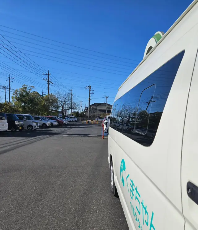 .
本日もありがとうございます！

先日受診のためストレッチャーでお連れした方が
退院となりまたご連絡をいただきました🙇

かなり疼痛の強い利用者様ですが旦那様が細やかにポジショニングをされていて、感服です🥹

10時退院が遅れること40分…⏰
看護師さん達が代わる代わる『すいません💦』
と謝ってくださいましたが
午前中の忙しさは痛いほどわかりますし

先日もお世話になった看護師さんに
『くまちゃんタクシー、人気ですよー』
『私もパンフレットもらっていいですか』と
仰っていただいたのでルンルン気分で待たせていただきました🥹

病院の相談室に一部ずつしかパンフレットは置いてきてないので
病棟さん単位でもお渡しするべきだったのか？🤔
自分の務めていたところは相談員さん任せだったのもあり、わからないことも多く悩むところです📝