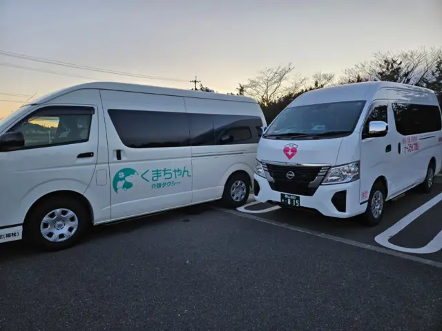 .
先日、急遽福島までのご依頼をいただきました✨

癌の骨転移、圧迫骨折により疼痛の強い方と伺っておりましたのでいつもよりさらに慎重に揺れに気をつけて…早めにロードノイズの少ない高速道路に乗れるようにと考えながらお迎えに🚘

実際は、道中ずっと後ろで付き添いの妹さんの笑い声が何度も聞こえてきていて🤣
とってもユーモアのあるご本人のトークであっという間の福島でした🥹
（こてこての方言と早口によりドライバーはほとんど聞き取れませんでしたが…笑）

そして帰りに、会いたくて会いたくて震えていた
『ナースライフ郡山』さん（@nurselife_koriyama ）にもお会いすることができました😍

同じく看護師さんがドライバーをされている介護タクシーの先輩!!として以前からメッセージでは質問をさせていただいたりとお世話になっていましたが
対面しても優しく、温かく、楽しいお話を沢山してくださり思っていたとおりの方でした!!

美味しい郡山名物もいただき感謝しかありません!!

直前のご連絡でしたがお時間をつくっていただき本当にありがとうございます🙇