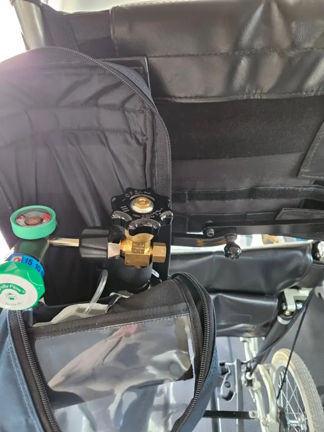 .

最近大活躍中の酸素ボンベ収納バッグ

リュックにもなるし車椅子にもかけられるなんて
便利すぎて感動!!
開発してくれた方に感謝の気持ちでいっぱいです✨

きっと昔からあるんだろうけど病棟で働いてると使う出番がないので知りませんでした🤣

あまり積極的に挨拶まわりには行っていませんが
最近、少しずつ地域に浸透してきていて
酸素や点滴など医療行為ありの方や、癌末期などのご依頼が増えております📝

『家で看てあげたい』という前向きなご家族と
久しぶりの我が家にほっこりのご利用者さんと関わらせていただけると
自分が母を自宅で看取ったときのことも思い出し
やりたかったことが出来ているなとしみじみ…

今日もありがとうございます🙇