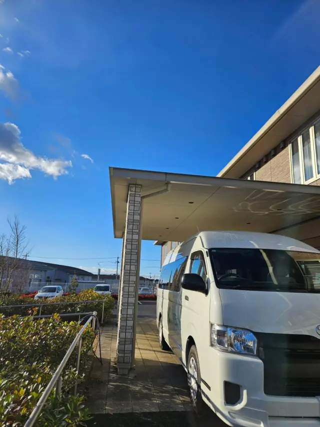 最近、施設さんへお迎えに行くと
付き添いのご家族がかなり遠方からきていることも…

自宅近くの施設は断られ高齢のお母様が他県まで2時間かけて来ていたり、遠方かつ仕事の都合でまとめて受診に行くのでまる一日がかりだったり💦

送迎は少しでも待ち時間が少なくなるようにしていますが、時間の読めないことも多いので
診察が終わり次第お会計の前に早めにお電話していただけるようお伝えして、ご負担を最小限にできるよう努めています✨

行きと帰りで表情やテンションが全然違い
どれだけ病院受診が負担になっているかと…
往診がもう少し充実すればいいのになぁ
何十年後には持ち歩けるポータブルレントゲンとか開発されるんだろうか…

今日もありがとうございます🙇