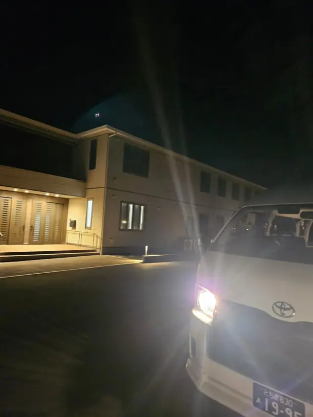 .

深夜1時半、救急搬送からのお帰り
運ばれたときは、呼吸苦ありspo2　81%だったそうですが、無事に戻ってこられて良かったです✨

ご本人様はパルスオキシメーターをお持ちでないとのことなので、2個持ってるので使ってくださいと1つお渡しして帰ってきました✨

看護師さんにも施設職員さんにも
『夜もやってるなんて初めて聞きました!!』
と驚かれましたが、もともと病棟でずっと2交代、3交代夜勤ありの仕事だったので全く問題ありません😂

と、言ってる職員さんたちも同じ時間に働いてるんだよなぁ…

夜間は酔っ払いの方の間違い電話ばかりですが、
こうしてたまに本当に必要な方もいらっしゃるので
常に携帯をそばに置いています🙇
どうか…酔っ払いの方間違えないでください🥹