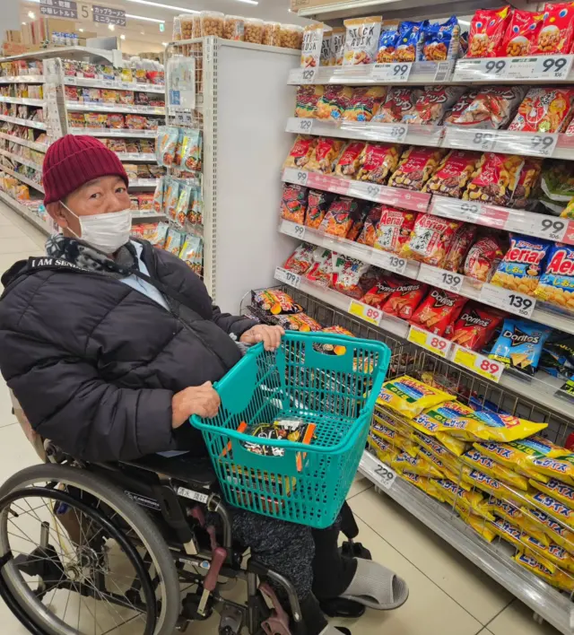 .
本日もお買い物支援ご利用ありがとうございます✨

『後ろ姿1枚いいですか？📸』
といったら『前から撮っちゃって！』とばっちりキメてくださいました😆

もともと東京駅でタクシー運転手やトレーラーで全国まわられていたとのことで車のことにも詳しく、いつも楽しくお話させていただきたいています☺

今月サスペンション交換するので乗り心地の感想を早く聞きたいです♫