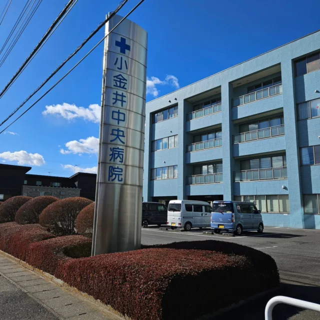 .

昨日は午前中受診送迎と院内付き添い✨
それから酸素ありのストレッチャーの方の転院！

久しぶりに外に出た利用者様
ストレッチャーに乗った瞬間から『目が回る』と💦

車での移動時間は15分程度でしたがその間にも
『もうここで降ろしてくれ〜』と…

ここで降ろしても道路なので頑張って病院行きましょう！と伝えても『こんなの無理！』とのこと…

一度車を停めてバイタル確認するも正常、顔色も良し…

あと5分ですよ！と伝えても『もうだめ！』『いますぐ降ろして!!』とおっしゃるので

その後は世間話で気をそらす作戦でなんとか目的地へ到着🥹
男性の方だったので車の話には興味を示していただき『前は俺も大きい車運転してたんだよ〜』とお話は続き、到着後は『申し訳なかった、ありがとう』とおっしゃってくださいました🙇

こういう時には、病棟で働いている時の
『もう今日退院するんだ!!』という強い意志をもたれた患者さまへの対応レパートリーが活きているのかなと少し自信に繋がりました☺