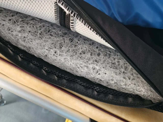 .

本日もご利用ありがとうございます✨

お迎えにきた病院でエレベーターに乗るためのカードキーを借りると「No.77」😍

受付の方に『いいことありますよ〜』と言っていただき、ですよね〜とルンルンで病棟まであがったら

スタッフさんから
『え？〇〇さん今日退院ですか？』と逆質問🤣

どうやら昨日状態不良でキャンセルになったようでしたー🥹
ショックだけど、連絡忘れることは病棟時代、自分もあったし周りにフォローしてもらっていたので仕方なし🍐

受付の方にラッキーはまた今度に取っておきますと伝えてカードキーを返却していると

朝イチ受診で送った方がまさかの想定以上に早く診察終わったということで連絡あり！
かえって待たせずに済みました💪
No.77は利用者様の分のラッキーだったということで!!

写真📸は全然関係ありませんがストレッチャーに敷いているエアウィーヴの正体（中身）です！
シンプルそうに見えてここに技術が詰まってるんだなぁ…。1枚あるだけで全然違うし、なによりどうしても多少揺れのあるハイエースを運転中、「自分がやれる範囲の事はやっている」というだけで自分のメンタルが楽です🥹

明日、さらなるパワーアップのため
サスペンション交換、リアスタビライザー装着を予定しているので一応下回りビフォーの写真も📸パチリ