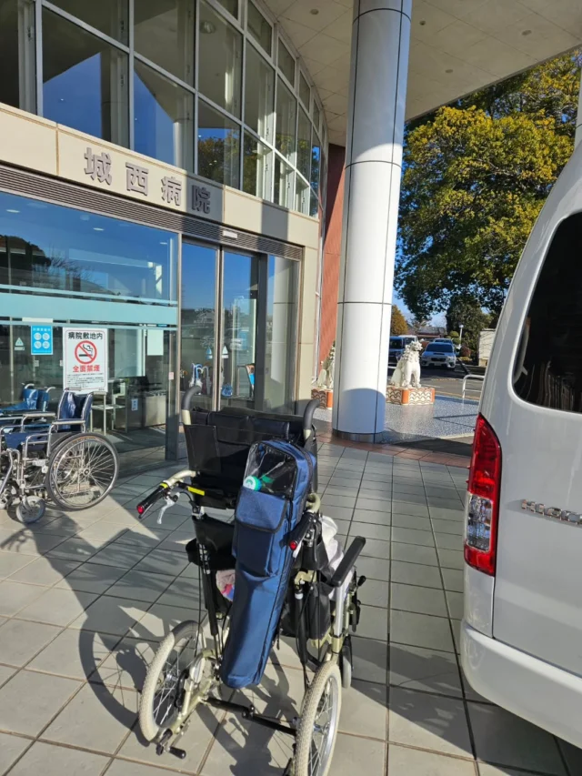 .

癌により入院中のお母様3時間ご自宅へ一時外出🏘

酸素投与あり、全身疼痛、浮腫著明
リクライニング車椅子で戸建て段差あり
でも対応していただけますか？とご依頼あり

内心、『はい、よろこんで‼』と言いたいところですが落ち着いて詳細を聞き、準備を万端にして当日対応させていただきました✨

開業以来、需要の多い退院や転院、外来受診のお仕事がメインにはなってしまいますが、
こうしてご家族と残された時間を大切に過ごしていただくことも本来自分のやりたかったことの1つなのでご依頼いただけて本当に嬉しいです🙇

持続した疼痛がありながらも、
旦那様、息子さんたちに囲まれて少しでもご自宅で落ち着いて過ごすことができて穏やかな表情が見れました☺