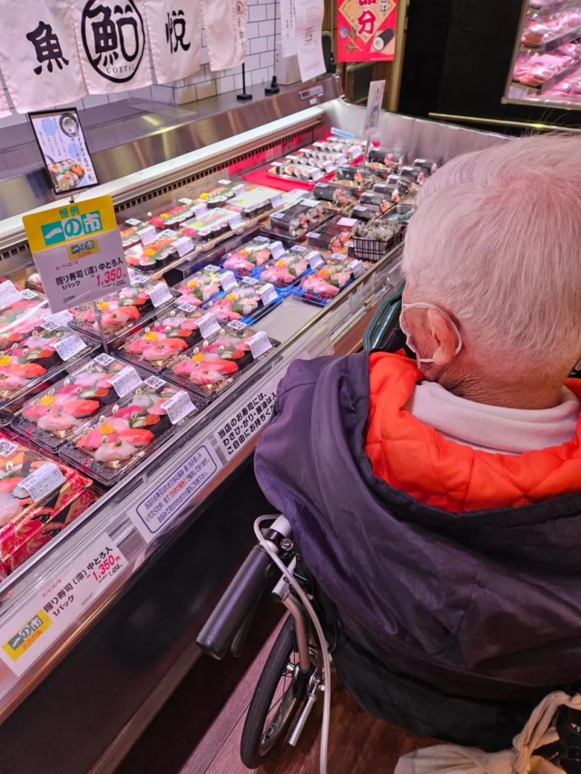.

先日、救急の帰りにご利用いただいた利用者様☺

80代ながらとてもしっかりとされていて、以前は自分で酸素を持ちながら車を運転して出かけていたそうですが腰痛がひどく困っていたそうです…
病院の案内で介護タクシーという存在を知り、今回リピート依頼いただきました✨

本日は整形外科≫理容室≫スーパーと長時間外出で疲労感もありましたが、最後まで自宅で待つ奥様のことを考えてお寿司やプリンを購入されている姿にとてもほっこり😍