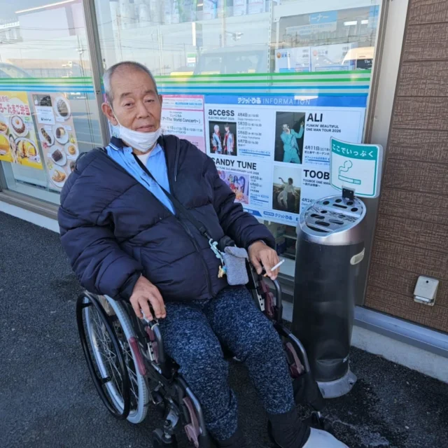 .

なんと流行りに乗って
インフルエンザに罹患していたリピーター様🥹

『煙草吸いにいきたいんだよ』とお電話☎

酸素をされていた関係で控えていた煙草を
約1週間ぶりに吸った直後の、幸せそう〜なお顔!!🤣に癒やされました‼

短い時間でしたが、久々に外の空気を吸いながら、駐車場に止まって休憩しているトラックをみて昔のお仕事の話も聞かせていただいたり、天気の話をしたりと楽しい時間を過ごさせていただきました✨

健康のための生活指導も看護師の大事なお仕事ですが、私は今こうして至福のひとときの為の援助ができることがすごく嬉しいです🙇