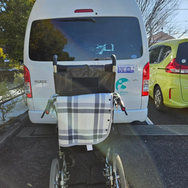 .

先日、圧迫骨折にて疼痛を訴え受診付き添いへ✨
また数日後、入院手続き支援も含めて病棟まで同行しました☺

お孫さんがちょうど私と同い年とのことで
『ご飯食べたの？』『何か飲む？』と沢山お気遣いいただき嬉しかったです♫

『無事オペ終わったらまた連絡していい？』と🥹

オペが終わり、リハビリがうまく行けば自家用車に乗れるので介護タクシーは不要となりますが
そこで終わりの関係でなく、
また連絡したいなと思っていただけるのがとても嬉しい😍

後日無事にオペか終わった連絡をいただき、リハビリ頑張って来てくださいね!!とお伝えすることができました✨

入院手続きや準備、受診にご家族が来られず同行が必要な場合などにも看護師ドライバーが一緒に診察内容を聞いて確認致しますので是非ご依頼ください☺