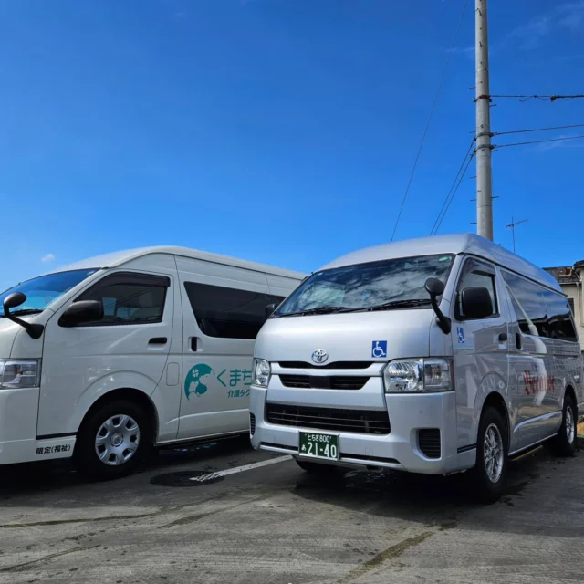 .

昨日は雨☔からの、晴れ☀
雨のうちは気にならなかった車体の汚れ…途中から晴れると一気に目立ちます😮‍💨

搬送の合間に洗車〜洗車〜と、ガソリンスタンドに並んでいると、同業者さんの車が後ろに並んでいました🤣
考えること一緒‼と嬉しくなり、隣でお話しながら拭きあげ！
ベテランの同業者さんは拭きあげが早いので、終わったあと私のハイエースも一緒に拭いてくださいました🥹

お互いの車を見比べて、これいいね、あれいいね、と談笑したところでピカピカハイエースと共に午後の仕事へ💨ひとりの時間が多い仕事なので、こうして同業者さんとお話できるとテンションあがります♫

帰り道には既に、花粉の層ができていました🤣また週末洗車かな…
出来る限り利用者様に綺麗な車に載ってもらえるよう努めていきます(｀･ω･´)ゞ