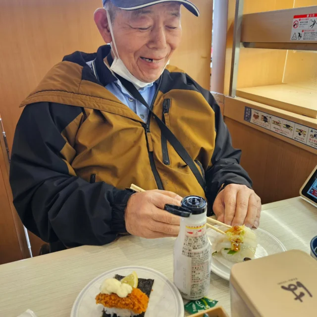 .

以前から「はま寿司に行きたいんだよなー」と仰っていたリピーター様✨

今日は生活介護の帰りに、役所まわり！
その流れで念願のはま寿司に行くことができました！💨

久しぶりのお寿司にご満悦の表情☺
いい食べっぷりに飲みっぷりを見て私まで幸せな気持ちになりました〜😍
そしてちゃっかり私までご馳走様です🙇