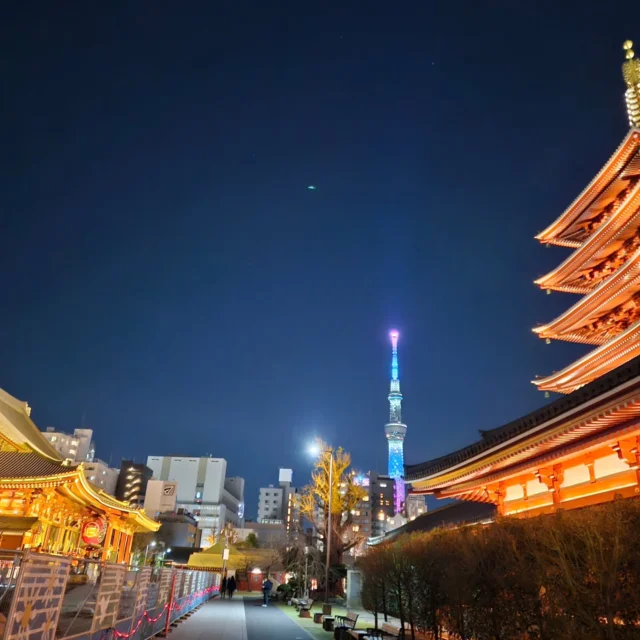 .

お友達の誕生日祝いで久しぶりの浅草へ🛕
説明が難しいですが、歴史と近代の入り混ざるこの空気が、「今」を生きている実感を持たせてくれる感じがして個人的にとてもお気に入りです✨

小さい頃は親に連れてきてもらって、
学生時代は友達と夜中ドライブで来たり、
社会人になったら職場の先輩たちと訪れた沢山の思い出がある場所☺

同じ場所でも、自分のライフステージによって違う景色に見える現象が割と好きで、
敢えて同じ場所に何度も行ったりします。
（新規開拓が苦手なのもあります🥹）

おみくじを引いてばっちり大吉も頂いたので、利用者さんや周りの方にラッキーを少しずつおすそ分けしたいです😊が…
前厄なので自分を守るのに使い切ってしまうかも?!
幸運のおすそ分けが欲しい方は早めにご連絡ください🤣笑