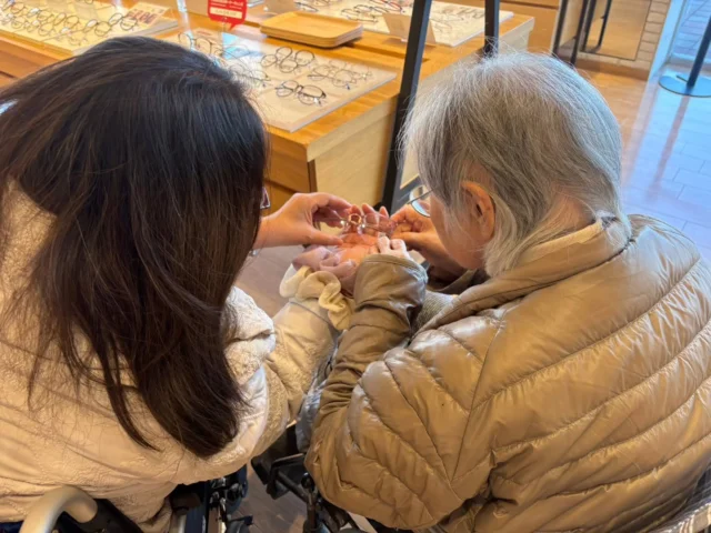 .

先日は娘さんとお母さまおふたりで眼鏡屋さんに行きたいとのご依頼をいただきました✨

受診帰りの方のお迎え時間が読めない部分がありましたので、他のご利用者さまの送迎をお待たせするリスクを考えて、同行は小山市の同業者さん『福祉タクシー　LIFE』さん（@a.master1213 ）へお願いしました💪

その道20年のベテラン介護士さん‼

以前からコラボさせていただいているので人柄と仕事っぷりは120%信頼しており、安心してお願いすることができました！

車内での会話など、自分とまた違うところもありとてもお勉強になりました📝
ありがとうございます！
眼鏡やさんのあとは久しぶりに親子揃ってスーパーでお買い物することもできとてもいい表情をされていました✨

そしてご利用いただく方のおかげでお仕事させていただけているので本当に日々感謝しています☺️