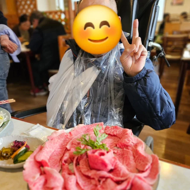 .

駆け抜けること3月🏃
ありがたいことにお休みも過去最高に少なく
あっ、と言う間に新年度へ突入しておりました✨
今年度も皆様よろしくお願いします😊

今週はバタバタと東京までの搬送や、大雨の中のお花見ツアーと駆け抜け週末は那須へ1泊旅行の同行をさせていただきました♫

お祖父様の「あれがやりたい」「これが食べたい」をご家族様みなさんの力で全てやり遂げた濃厚な時間で、笑顔の耐えない素敵な空間でした✨
お孫さん、ひ孫さん、可愛いわんちゃんにも会えて飛び切りの笑顔が見られました〜！

せっかくの集まりに、私も一緒に仲間に入れてくださり美味しいお食事から温泉までちゃっかり堪能させていただきました🥹

自分も同じように母をつれて家族旅行になんとか行ったのを思い出し、懐かしい気持ちになると同時に利用者様にもなんとしても完走してもらいたい‼という強い想いがあったので無事に終わってホッとしています！

また昨日大雨からの本日晴れだったので、乗っていただく前に朝から1時間車の掃除🧹をしていると、
近隣にお住まいの奥様から話しかけていただき今度旅行に行くとき是非お願いしますと仰っていただきました！早起きは苦手ですがこんなに嬉しいことがあるなら、たまにはしたほうがいいですね⁉

ご利用ありがとうございます✨