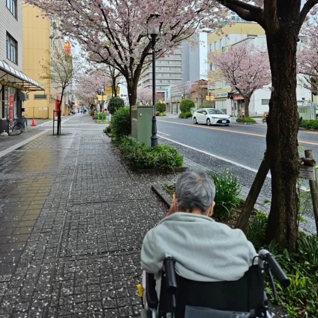 .

受診付き添い中に
大きな声を出してしまい落ちつかない様子だったので、雨上がりの外をお散歩して気分転換😊

もうお金がないので帰ります!!というお母様と長い長い2時間の待ち時間をなんとか乗り切りました🥹

こういうときに、慌てず対応ができると今までの経験が無駄でなかったととしみじみ感じます🙏