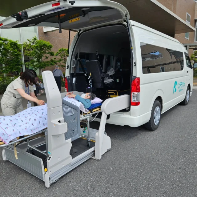 .

先日、介助中の風景を撮ってもらったら、
自分の想像している以上に短足で笑っちゃったので投稿📸

たしかに学生時代の身体測定から座高が高いのは知っていたけど後ろから見るとこんなに短足なのね🤣

完全に母譲りのたんそ…座高の高さ。

あと最近痩せたんじゃない？と言われて糠喜びしてたけど全くそんなことありませんでした。笑

代謝もおちる一方なので…
ヒップアップしてかっこよくスクラブが着られるように頑張りたいです🥹
ジム続かないんだよなぁ…