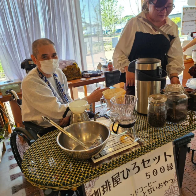 .

先週末はNHKでも全国放送された栃木県小山市の栗林荘（りつりんそう）さんで開催されているマルシェに遊びにいきました🏃

@re_birth_market
1枚目の写真はフリー素材ですとおっしゃってくださった主催の井出さんとジョークのきいたひろさん✨

前から行きたかったけど今月ようやくタイミングが合いました👏

綺麗で洗練されたデザインの建物にスケボーパークなど子供の遊び場まで、外からみたら（じゃなくて中に入っても）ここが介護施設だなんてわからない！

おむつゼロ、消灯時間のルールなし、献立メニューも決まってないので可能な範囲でオーダーできる…ってちょっと話を聞いただけで今までの介護施設への常識が覆されすぎてプチパニック🙀

スタッフさんや利用者さん、出店者さん、子供たちみんながイキイキしていて沢山元気をもらえました！

常識にとらわれすぎず、私も頭を柔らかく柔らかくしていかなければ‼🥹